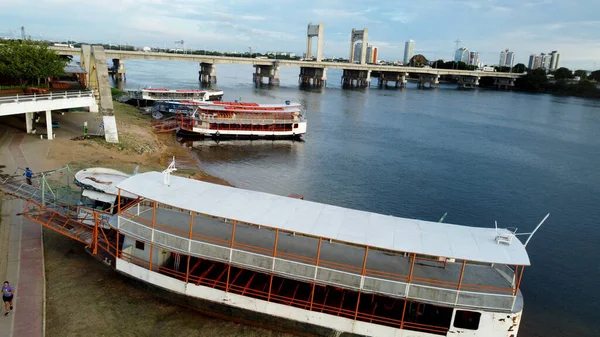 Juazeiro, Bahia, Brezilya - 4 Nisan 2023: Bahia 'nın kuzeyindeki Juhia şehrinde Rio Sao Francisco kıyısına demirlemiş tekneler.
