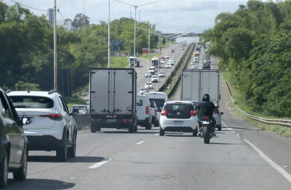 Salvador, Bahia, Brezilya - 2 Nisan 2023: Federal BR 324 otoyolunda araç trafiği.