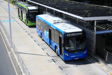 Salvador, Bahia, Brezilya - 10 Nisan 2023: Salvador 'daki BRT ulaşım sistemi otobüsü.