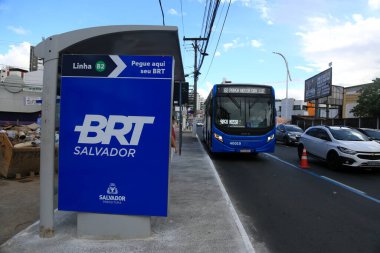 Salvador, Bahia, Brezilya - 10 Nisan 2023: Salvador 'daki BRT ulaşım sistemi otobüsü.