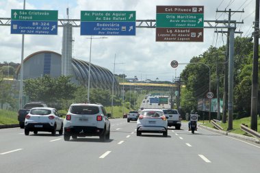 Salvador, Bahia, Brezilya - 13 Nisan 2023: Salvador 'daki Luiz Viana Bulvarı' nda araç trafiği.