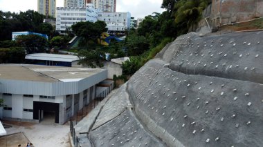 Salvador, Bahia, Brezilya - 15 Nisan 2023: Salvador şehrinin yanındaki bir yamaçta beton bariyer.