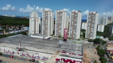 Salvador, Bahia, Brezilya - 13 Nisan 2023: Salvador 'un Paralela bölgesindeki Extra süpermarketin hava görüntüsü. Site Assai Atacadista 'yı inşa edecek..