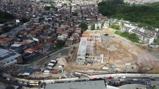 ブラジル バヒア州サルバドル 2023年4月13日 サルバドール市のカルフール チェーンのアタカダオ スーパーマーケット建設地域の空中ビュー — ストック動画
