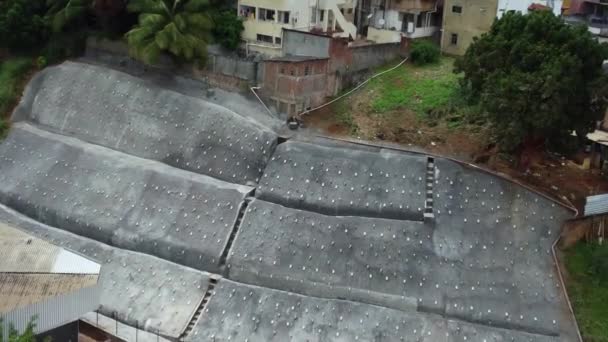 ブラジル バヒア州サルヴァドール2023年4月13日 サルバドール市のブロタス地区の丘の中腹に建てられた2棟の家屋の空撮 — ストック動画