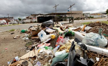 Feira de Santana, Bahia, Brezilya - 23 Nisan 2023: Feira de Santana şehrinde çöpler toplandı..