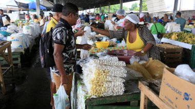 Feira de Santana, Bahia, Brezilya - 23 Nisan 2023: Feira de Santana kentindeki Feira da Estacao Nova 'da tüccar ve müşteriler görüldü..