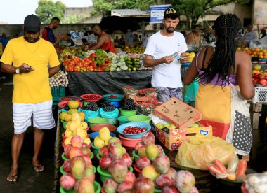 Feira de Santana, Bahia, Brezilya - 23 Nisan 2023: Feira de Santana kentindeki Feira da Estacao Nova 'da tüccar ve müşteriler görüldü..