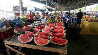 Feira de Santana, Bahia, Brezilya - 23 Nisan 2023: Feira de Santana kentindeki Feira da Estacao Nova 'da tüccar ve müşteriler görüldü..