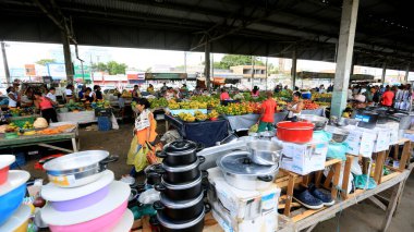 Feira de Santana, Bahia, Brezilya - 23 Nisan 2023: Feira de Santana kentindeki Feira da Estacao Nova 'da tüccar ve müşteriler görüldü..