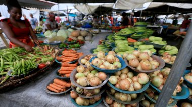 Feira de Santana, Bahia, Brezilya - 23 Nisan 2023: Feira de Santana kentindeki Feira da Estacao Nova 'da tüccar ve müşteriler görüldü..