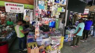 Feira de Santana, Bahia, Brezilya - 20 Nisan 2023: Feira de Santana 'daki Feiraguay alışveriş merkezinde ürün ve mal ticareti.