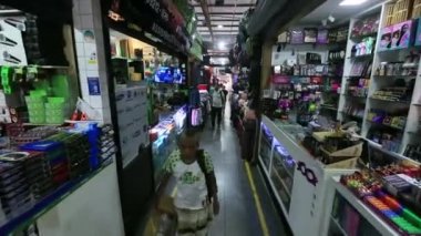 Feira de Santana, Bahia, Brezilya - 20 Nisan 2023: Feira de Santana 'daki Feiraguay alışveriş merkezinde ürün ve mal ticareti.