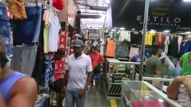 Feira de Santana, Bahia, Brezilya - 20 Nisan 2023: Feira de Santana 'daki Feiraguay alışveriş merkezinde ürün ve mal ticareti.