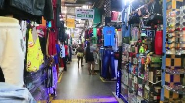 Feira de Santana, Bahia, Brezilya - 20 Nisan 2023: Feira de Santana 'daki Feiraguay alışveriş merkezinde ürün ve mal ticareti.
