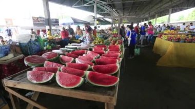 Feira de Santana, Bahia, Brezilya - 23 Nisan 2023: Feira de Santana kentindeki Feira da Estacao Nova 'da tüccar ve müşteriler görüldü..