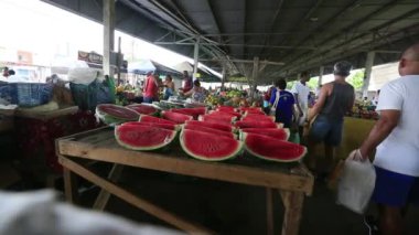 Feira de Santana, Bahia, Brezilya - 23 Nisan 2023: Feira de Santana kentindeki Feira da Estacao Nova 'da tüccar ve müşteriler görüldü..