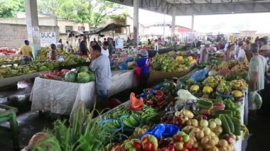 Feira de Santana, Bahia, Brezilya - 23 Nisan 2023: Feira de Santana kentindeki Feira da Estacao Nova 'da tüccar ve müşteriler görüldü..