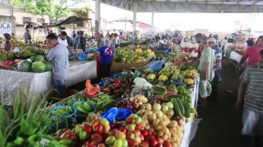 Feira de Santana, Bahia, Brezilya - 23 Nisan 2023: Feira de Santana kentindeki Feira da Estacao Nova 'da tüccar ve müşteriler görüldü..