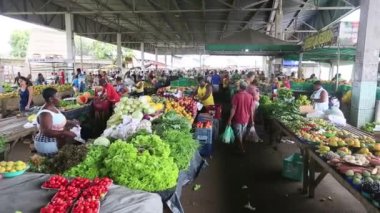 Feira de Santana, Bahia, Brezilya - 23 Nisan 2023: Feira de Santana kentindeki Feira da Estacao Nova 'da tüccar ve müşteriler görüldü..