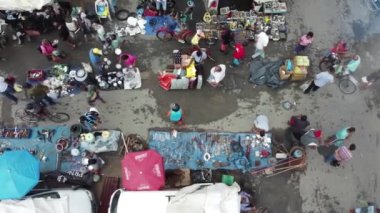 Feira de Santana, Bahia, Brezilya - 23 Nisan 2023: Feira de Santana kentindeki Feira da Estacao Nova 'da tüccar ve müşteriler görüldü..