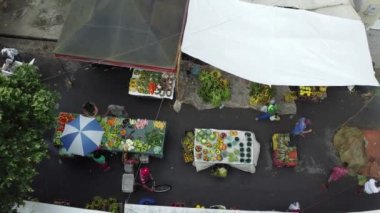 Feira de Santana, Bahia, Brezilya - 23 Nisan 2023: Feira de Santana kentindeki Feira da Estacao Nova 'da tüccar ve müşteriler görüldü..