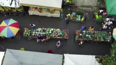 Feira de Santana, Bahia, Brezilya - 23 Nisan 2023: Feira de Santana kentindeki Feira da Estacao Nova 'da tüccar ve müşteriler görüldü..