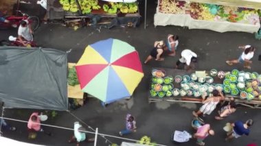 Feira de Santana, Bahia, Brezilya - 23 Nisan 2023: Feira de Santana kentindeki Feira da Estacao Nova 'da tüccar ve müşteriler görüldü..