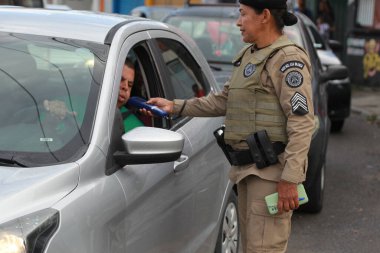 Feira de Santana, Bahia, Brezilya - 23 Nisan 2023: Bahia Askeri Polisi, Feira de Santana kentindeki sarhoş sürücülerin kimliklerini belirlemek için baskınlar düzenledi.