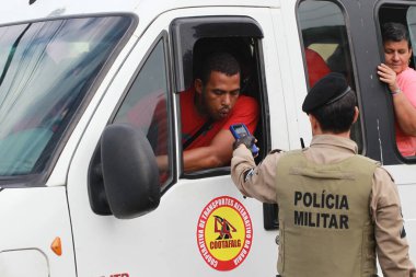 Feira de Santana, Bahia, Brezilya - 23 Nisan 2023: Bahia Askeri Polisi, Feira de Santana kentindeki sarhoş sürücülerin kimliklerini belirlemek için baskınlar düzenledi.