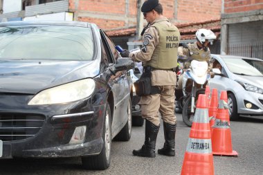 Feira de Santana, Bahia, Brezilya - 23 Nisan 2023: Bahia Askeri Polisi, Feira de Santana kentindeki sarhoş sürücülerin kimliklerini belirlemek için baskınlar düzenledi.