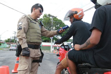 Feira de Santana, Bahia, Brezilya - 23 Nisan 2023: Bahia Askeri Polisi, Feira de Santana kentindeki sarhoş sürücülerin kimliklerini belirlemek için baskınlar düzenledi.