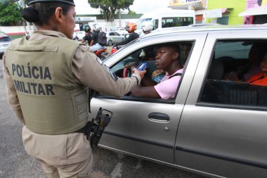 Feira de Santana, Bahia, Brezilya - 23 Nisan 2023: Bahia Askeri Polisi, Feira de Santana kentindeki sarhoş sürücülerin kimliklerini belirlemek için baskınlar düzenledi.