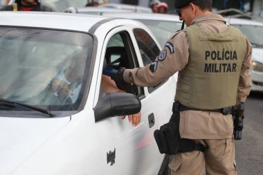 Feira de Santana, Bahia, Brezilya - 23 Nisan 2023: Bahia Askeri Polisi, Feira de Santana kentindeki sarhoş sürücülerin kimliklerini belirlemek için baskınlar düzenledi.