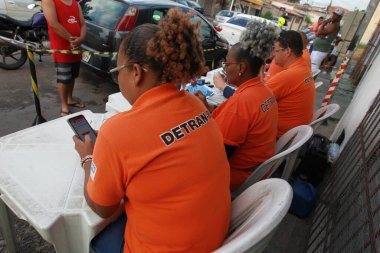 Feira de Santana, Bahia, Brezilya - 23 Nisan 2023: Bahia Motorlu Taşıtlar Dairesi ajanları, belgeleri olmadan araçları tanımlamak için bir operasyon düzenledi..