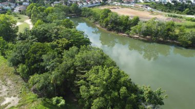 Eunapolis, Bahia, Brezilya - 14 Mart 2023: Eunapolis şehrindeki bir ekoloji parkında göl manzarası.