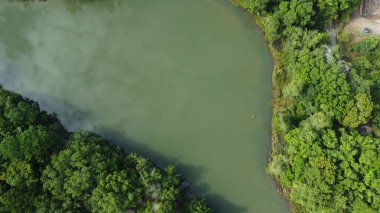 Eunapolis, Bahia, Brezilya - 14 Mart 2023: Eunapolis şehrindeki bir ekoloji parkında göl manzarası.