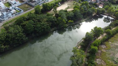 Eunapolis, Bahia, Brezilya - 14 Mart 2023: Eunapolis şehrindeki bir ekoloji parkında göl manzarası.