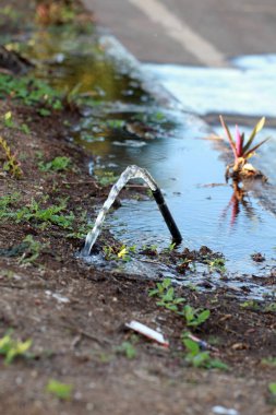 Salvador, Bahia, Brezilya - 27 Nisan 2023: Potaval su boşaltımı içeren su borusu sızıntısı.