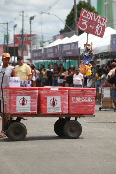 Feira de Santana, Bahia, Brezilya - 24 Nisan 2023: Feira de Santana şehrinde micareta sırasında köpük satıcı