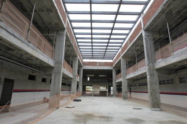 İlheus, Bahia, Brezilya - 24 Mayıs 2022: Bahia 'nın güneyinde, Ilheus şehrinde bir devlet okulunun inşaatında çalışan