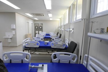 İlheus, Bahia, Brezilya - 24 Mayıs 2022: Bahia 'nın güneyinde, Ilheus şehrinde bir devlet okulunun inşaatında çalışan