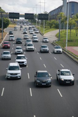 Salvador, Bahia, Brezilya - 31 Ocak 2022: Salvador 'daki Avenida Luiz Viana' da araçların hareketi