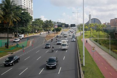 Salvador, Bahia, Brezilya - 31 Ocak 2022: Salvador 'daki Avenida Luiz Viana' da araçların hareketi