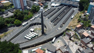 Salvador, Bahia, Brezilya - 3 Şubat 2022: Salvador 'daki Lapa İstasyonu' nun havadan görünüşü. Şehrin toplu taşıma otobüslerinin çoğunu alan yer.