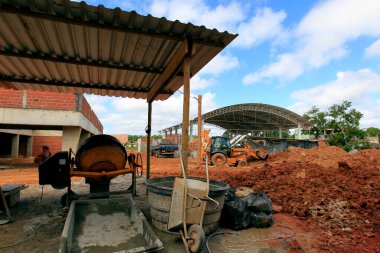 İlheus, Bahia, Brezilya - 24 Mayıs 2022: Bahia 'nın güneyinde, Ilheus şehrinde bir devlet okulunun inşaatında çalışan.