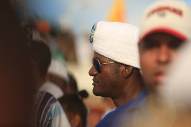 Salvador, Bahia, Brezilya - 2 Şubat 2016: Salvador 'daki Rio Vermelho plajında Candomble töreninde Orixa Yemanja destekçileri görülüyor.