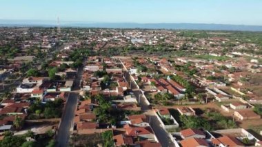 Ibitiara, Bahia, Brezilya - 30 Nisan 2023: Bahia 'daki Chapada Diamantina bölgesindeki Ibitiara şehrinin havadan görünüşü.