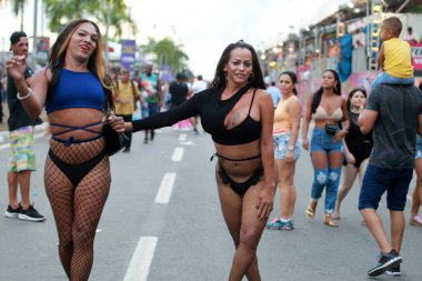 Feira de Santana, Bahia, Brezilya - 23 Nisan 2023: Feira de Santana kentindeki Micareta sırasında travestiler görüldü.