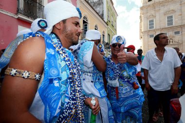 Salvador, Bahia, Brezilya - 19 Şubat 2023: Salvador kanalında geçit töreni hazırlıkları sırasında Pelourinho 'da görülen Filhos de Gandy karnaval bloğu üyeleri.
